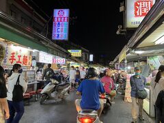 近くの夜市に繰り出します。全く素朴なローカル色豊かな夜市で観光客は殆どいないようです。
食べたいものがいっぱいありますが一人旅だと一つ一つの量が多く色々味わえないのが問題です。
