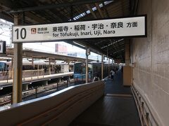 京都駅のコインロッカー（交通系ICカード使用、コインは使いませんね。）に大きな荷物を預けてＪＲ奈良線稲荷駅へ。