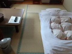 松本駅から1時間以上、車に揺られて、中の湯温泉旅館に到着しました。
バスに乗ったら2,250円かかります。
これをサービスしてくれるなんて、すごい。
ただし、3日前までの完全予約制です。