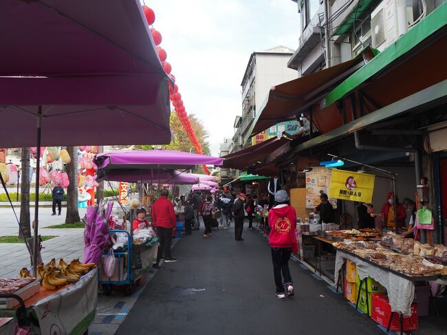 そのあと雙連朝市をフラフラします。<br />果物、肉、魚、下着ｗ、いろいろ売ってます。<br />可愛い犬の洋服があったので買いたかったけど、高くて断念。（300元くらいだったはず）