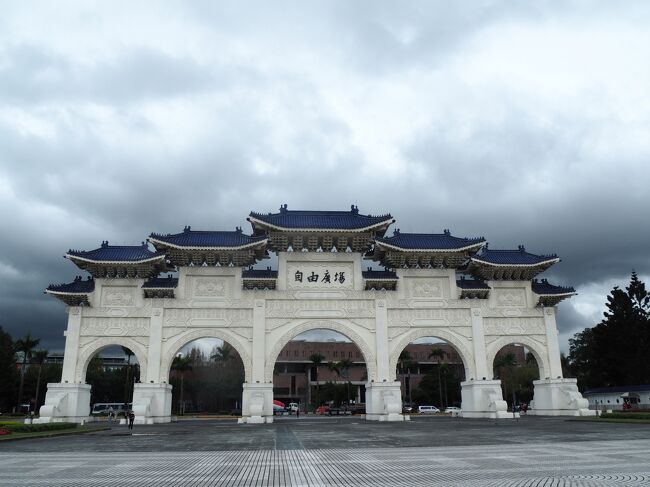 またまたMRTに乗って中正紀念堂へ！<br />この門の大きさが何回見ても感動する、お気に入りの場所。