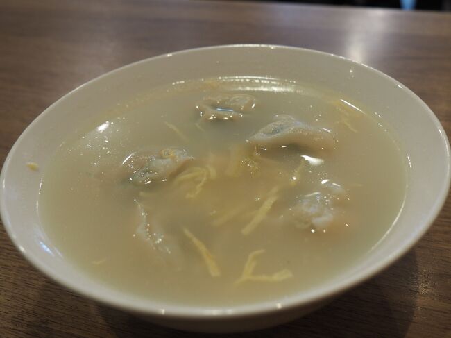 大きいワンタンが入ったスープ。あっさりでおいしい！