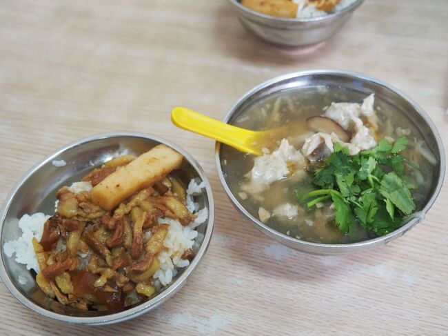 一番小さいサイズの魯肉飯と、スープを注文<br />やっぱり魯肉飯がおいしい～～～。<br />お昼時ですごい混んでました。