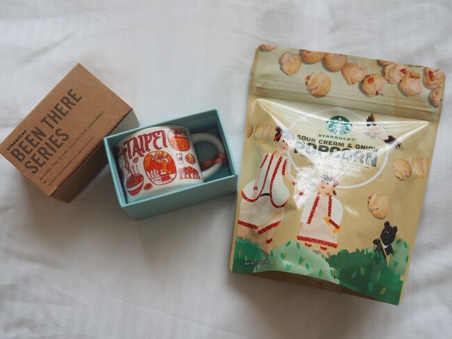 台北駅のスタバで買った、Been Thereシリーズのデミカップと、日本にはなさそうな、サワークリーム＆オニオン味のポップコーン！<br />ポップコーンはあまじょっぱい味だった