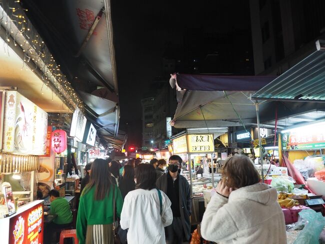 こじんまるとした夜市。<br />でも人がいっぱい！