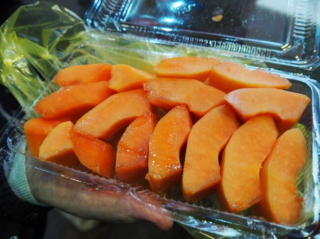 そのあとフルーツを売ってるお店でパパイヤを買いました。<br />久々のパパイヤ美味しいー！<br /><br />そのほか特にこれといって食べたいものがなかったので、再びはま寿司のほうまで戻ってuberで寧夏夜市へ。<br />このとき、寧夏夜市の入り口あたりで車とバイクの接触事故があったみたいで、すごい渋滞してたんです。<br />そうしたら運転手の方がgoogle翻訳で「渋滞」を調べてくれたようで（私の席から見えなかったのですが、旦那と母が見ていたそう）、日本語で教えてくれました。ナビの音声案内も日本語に設定していたり、すごく親切な方でした！