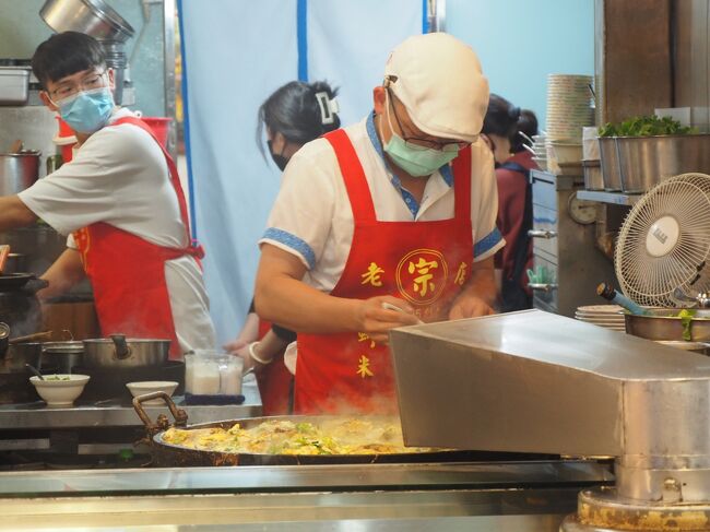 店先ではおじさんが手際よくおむれつを作っています。