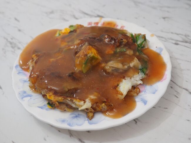 注文したのはもちろん牡蠣オムレツ。<br />甘いタレとオムレツのプリプリ感が最高です！