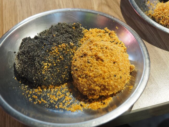 母が好きな、揚げたお餅にピーナッツ粉と黒ゴマをかけたもの。<br />比較的寒かったにも関わらず、まわりは結構これが乗ったかき氷を食べている人が多かったです。<br />次はかき氷バージョンも食べてみたい！