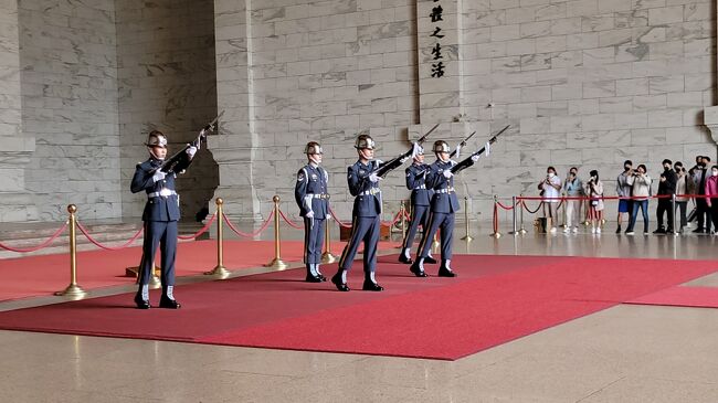 動きがピシッと揃っていてすごい～。<br />約15分で交代が終了。