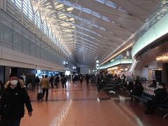 いつもは夕方便で来ることが多いので、早朝便は久しぶりである。一昨年、修行で日帰りで沖縄を往復をしていた時以来ではないだろうか。

7時前にもかかわらず第2ターミナルは人でいっぱい