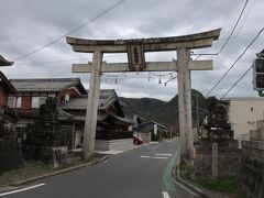 太郎坊宮前駅下車。駅前にある大鳥居をくぐって参道を歩きます。