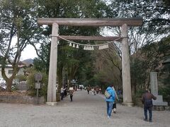 15分ほどで天岩戸神社に到着。こちらは天照大神を祀っている。

日本神話(古事記・日本書紀)の中にも書かれていて、天照大御神が隠れた天岩戸と呼ばれる洞窟を御神体として祀っていて、天岩戸神話の舞台となった場所だそう