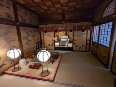 又新殿（ゆうしんでん）は日本唯一の皇室専用浴室

有料で見学できます。
ガイドが4名毎のグループについて説明してくれます。

奥が玉座の間、手前が御居間
