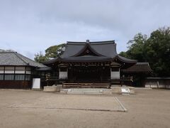 一の鳥居を抜けると回廊に囲まれた頓宮殿があります。