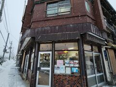 ◇　2023.2.21（火）
[エリア] 北海道/函館
[店名] 阿さ利本店
[l購入したもの] 
＊すきやきお弁当　2,500yen
＊コロッケ　90yen ×10
[情報] 
公式HP：https://h855800.gorp.jp/
[訪問時間] 
[待ち時間] 
[混雑具合] ★☆☆（1階精肉店：先客なし、後客数組）
[私的チェックポイント]
＊接客：★★☆（てきぱき◎）
＊食事：★★★（コロッケもお弁当も美味しい！）
＊居心地：ー（Takeoutの為評価なし）
（個人的な評価ですのでご了承ください）
[備考] 
すきやきお弁当は、1,200yen/2,000yen/2,500yen/3,000yen
価格の違いは質の違いとのこと。量も少し多いのかな？？？