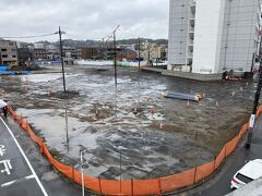 懐かしい過ぎる登戸駅前
ついに再開発
駅前昭和レトロが全て無くなってた
小田急と南武線クロス駅

高校から大学
毎年クラスや卒業後は仲間で夏キャンプ
国鉄当時早朝指定券発売
確かマルスとかいうバーを
差し込み発行みどりの窓口

かなりの人数なんで
皆で何駅か手分けして並ぶ
客少ない穴場みどりの窓口駅だけど
発券一番じゃないとで徹夜

余りに懐かしい
ちょいヤンチャだったかもの
夜駅前にテーブル運び
駅前路上で徹マンして
指定券を取ってキャンプ行った毎年
の駅（笑）