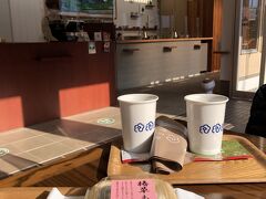 椿大社の近くにあるカフェ　椿茶園　にてお茶と和菓子で　トイレ休憩もかねて一息つきます。

とてもきれいなカフェ。そしてお茶がめっちゃおいしい！
もうここに来てよかったねえ　と妹とニコニコしながらお茶をいただきます。
ついでにお茶も買いました。
安くないですが、とても良いお茶ですから。

