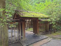 もいちど神社に戻り、神社内の鈴松庵でお茶をいただきに行ってみる。