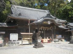 まず最初に立ち寄ったのが、尾鷲神社です。

無事に歩き通せますよう、祈願させて頂きましょう。

パンパンッ(合掌)！