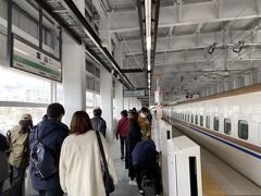 長野駅の次の停車駅である飯山駅で下車。
思っていた以上の人が降りていきました。
