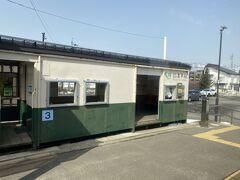 信濃平駅。
客車を駅舎にしているのでしょうか。