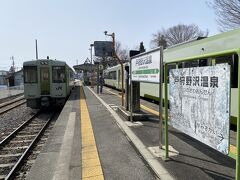 戸狩野沢温泉駅でしばし停車。
反対方面からの列車と行き違いです。