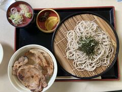 お昼ご飯は豚みそ丼とそばを食べました。
豚みそ丼はしっかり味噌ダレの味もしていて旨味もあったので美味しかったです。