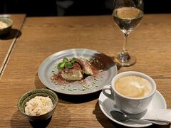 せっかくの千葉ナイト。もう１軒ということで、「SALVATORE CUOMO & BAR」に行ってみました。僕はスイーツ＆カフェ、嫁さんはワイン＆つまみです。全国旅行支援のクーポンが使えたので、無料になりました。千葉県は独自の旅行支援の上乗せを行っており、土曜日泊で１人３,０００円、日曜日泊で１人４,０００円のクーポンがもらえます。２日間で夫婦で１４,０００円のクーポンは助かりました。