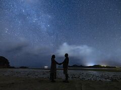 今日は少し雲があるものの、星空がすごい綺麗で
結婚記念日の最高の一枚を撮ってもらいました。