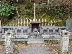 十三氏の墓。
源頼家に仕えた家臣13人の墓と言われています。
こちらは移設された後のものだそうです。