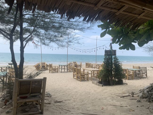 昼間は暑いので屋根付きの席から。