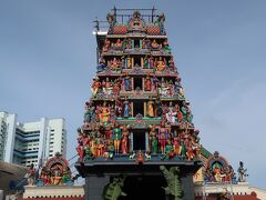 9時50分
スリ・マリアマン寺院

シンガポール最古のヒンズー教寺院で、
病気を治す力で知られる女神マリアマンが祭られています。