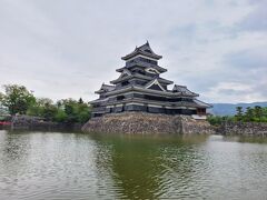 早起きして須坂まで帰ってきましたが、早すぎたので松本まできました。
久しぶりに松本城。青空だったらよかったのに。。。