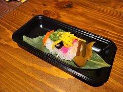 結局、ホテルの朝食6:30から食べて、することもなくなってしまったので須坂に帰ることにしました。帰り道も順調なので、糸魚川で高速道路を下り、白馬経由で帰ることに。途中の小谷村の道の駅で笹寿司。長野県と新潟県の県境あたりでよく見るものです。