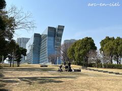 朝食後、OTTOは寝不足の中、横浜での最後のお仕事へ出かけました。
私は、お部屋のお掃除の間に、臨港パークへお散歩します。