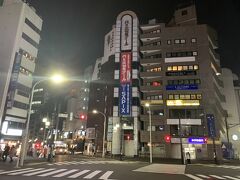 人が多いせいか新幹線のWi-Fiは全く繋がらず、そしてスピードが早すぎるせいかモバイル通信もつながりが悪い。
つまりネット環境が劣悪でやることがなくって暇。
それでも乗っていれば着く新幹線。
ホテルのある代々木に到着したのは22時前になってた。