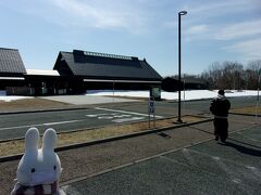 サロベツ原野だったんです。
車を停めて、その湿原センターへ早速オジャマすることに。
ちなみに無料です(^_-)-☆。