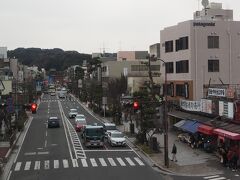 鎌倉駅手前の若宮大路。
遠くの鶴岡八幡宮にご挨拶。
いつものことながら下馬（下電車？）しないことに少し後ろめたさを感じながら。