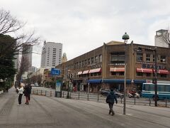 開港広場前に建つクラシカルな建物は横浜貿易会館（横浜貿易協会）
1929年建設だそうだからもう100年近くの歴史！
この場所本当に画になるから好き。