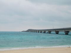 　海美来の右横の階段を降りると池間大橋がよく見える白砂のビーチ♪