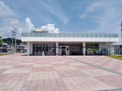 終点男鹿駅
建て替えられたばかりできれいな駅舎
中には観光案内が併設されているのでここでチケット買ったりもできる
今は飲食店がいくつか出てるっぽいね
このときはババヘラアイスだけだった