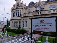 国立博物館と美術館 (National Museum and Art Gallery)
スカーレットアイビスや白サギの標本、石油を採掘するリグの模型などがありましたが撮影禁止でした。美術館は改装中で閉まっていました。