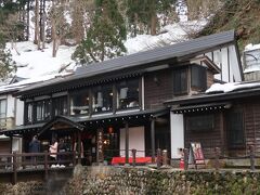 銀山温泉で大人気の「伊豆の華」。老舗のお蕎麦屋さんです。ここで次の日はお昼にしようとしていましたが休みを知ることになります。