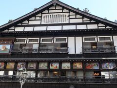 「旅館　古山閣」です。こちらも目を引く豪華さです。