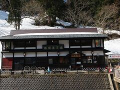 銀山温泉「明友庵」。お土産屋さんですが、ここで有名なはいからさんのカリーパンも売っています。