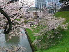 Mar.25
Rainy then cloudy

靖国神社を出て、田安門へトコトコ…

武道館で某大学の卒業式が行われていたみたい(^^)