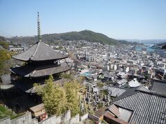 さらに下って天寧寺、三重塔
JRの線路と尾道大橋が見えます、