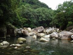 猿ヶ城渓谷

久しぶりの市街地、垂水市街地に入り、左折。山の方へ向かいます。
きれいな渓流のある気持ちのいい渓谷なんだけど、あいにくちょっと今日は涼しすぎる。夏場の暑いときにいくと最高だろうね。
途中に道の駅の施設があり、宿泊施設やアクティビティなんかも充実しています。

ちかくに地元では有名な千本イチョウがあり、紅葉の季節には賑わいます。

http://sarugajyo.jp/