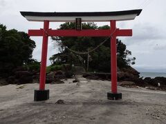 菅原神社(荒平天神)

案内に従い、途中で右斜め前にのびる県道にはいります。鹿屋市に入る手前。
海沿いの県道を通り小さな集落をいくつか過ぎると、菅原神社につきます。
県道沿いの駐車に車を停め(公衆トイレあり）、浜に階段で降りていきます。

〒891-2313 鹿児島県鹿屋市天神町４０１４